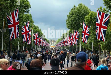 London, Großbritannien. 31.. Mai 2022. In der Mall ist es sehr voll, da die Vorbereitungen für die Feierlichkeiten zum Platin-Jubiläum von Königin Elizabeth II. In London, Großbritannien, am 31. Mai 2022 laufen. Kredit: Paul Marriott/Alamy Live Nachrichten Stockfoto