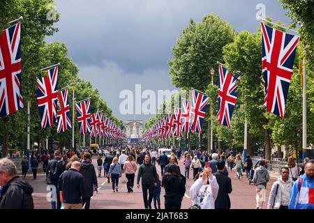 London, Großbritannien. 31.. Mai 2022. In der Mall ist es sehr voll, da die Vorbereitungen für die Feierlichkeiten zum Platin-Jubiläum von Königin Elizabeth II. In London, Großbritannien, am 31. Mai 2022 laufen. Kredit: Paul Marriott/Alamy Live Nachrichten Stockfoto
