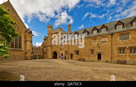 OXFORD CITY ENGLAND MERTON COLLEGE DER VORDERE QUAD UND HAUPTEINGANG ZU DEN GEBÄUDEN IM FRÜHLING Stockfoto