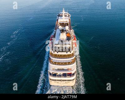 Silver Cloud Cruise Ship auf dem Weg nach Southampton durch den Solent. Silversea Cruises ist das weltweit erste All-Inclusive-Angebot mit Ultra-Luxus. Stockfoto