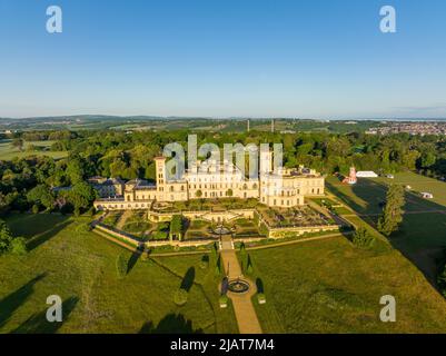 Luftaufnahme von Osborne Castle Isle of Wight. Osborne House ist eine ehemalige königliche Residenz in East Cowes, Isle of Wight, Großbritannien. Stockfoto