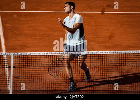 Paris, Frankreich - 31. Mai 2022, Carlos ALCARAZ aus Spanien sieht beim Tag zehn von Roland-Garros 2022, French Open 2022, Grand Slam Tennisturnier am 31. Mai 2022 im Roland-Garros-Stadion in Paris, Frankreich, niedergeschlagen aus - Foto: Matthieu Mirville/DPPI/LiveMedia Stockfoto