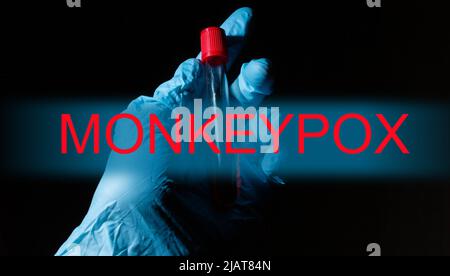 Monkeypox-Virus (MPXV)-Konzept: Wissenschaftler, der mit dem Monkeypox-Virus infiziertes Blut in einem Reagenzglas auf weißem Hintergrund hält. Stockfoto