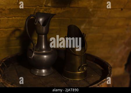 Set aus fünf antiken Zinnkrügen in verschiedenen Größen. Stockfoto