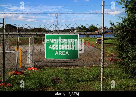 Schild für den Notfallmontagebaubereich an einem Zaun in Brisbane, Australien Stockfoto