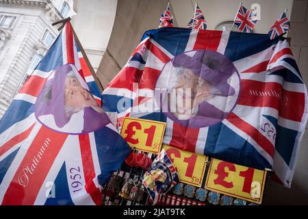 Königliche Flaggen und Merchandise mit der Queen sind im Piccadilly Circus erhältlich, während die Vorbereitungen für die Feierlichkeiten zum Platin-Jubiläum der Queen am 31.. Mai 2022 in London, England, fortgesetzt werden. Königin Elizabeth II. Steht seit 70 Jahren auf dem britischen Thron, die dienstälteste Monarchin der englischen Geschichte und Union Jack-Flaggen sind in der Woche vor dem Jubiläumswochenende überall im Land zu sehen. Stockfoto