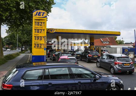 2022-06-01 09:38:00 NORDHORN - Massen an einer Tankstelle in der deutschen Grenzstadt Nordhorn. Autofahrer aus den Niederlanden tanken bei den östlichen Nachbarn, die die Verbrauchsteuern auf Kraftstoff gesenkt haben. Ab heute gilt dort der niedrigste Verbrauchsteuerwert, der in der Europäischen Union zulässig ist, was für viele Niederländer Grund ist, die Grenze zu überqueren. ANP / Hollandse Hoogte / VINCENT JANNINK niederlande Out - belgien Out Stockfoto