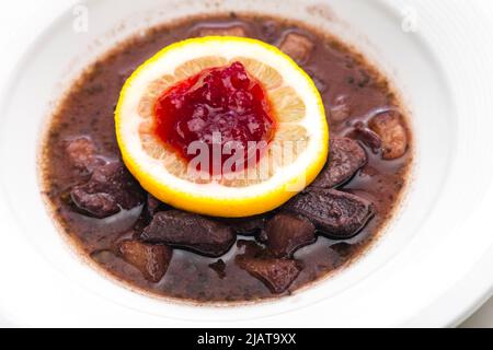 Wildgulasch mit Zitrone und Preiselbeeren Stockfoto