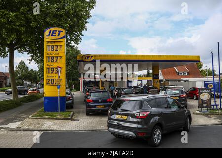 2022-06-01 09:33:40 NORDHORN - Massen an einer Tankstelle in der deutschen Grenzstadt Nordhorn. Autofahrer aus den Niederlanden tanken bei den östlichen Nachbarn, die die Verbrauchsteuern auf Kraftstoff gesenkt haben. Ab heute gilt dort der niedrigste Verbrauchsteuerwert, der in der Europäischen Union zulässig ist, was für viele Niederländer Grund ist, die Grenze zu überqueren. ANP / Hollandse Hoogte / VINCENT JANNINK niederlande Out - belgien Out Stockfoto