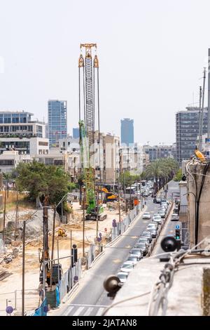 TEL AVIV, ISRAEL - MAI 01 2022: Somail-Komplex in Tel Aviv. Bauarbeiten am neuen Stadtgebäude von Tel Aviv. Stadterneuerungen, Bezirk 4. Hochwertige Fotos Stockfoto