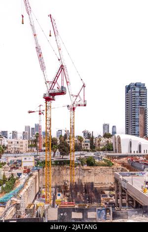 TEL AVIV, ISRAEL - MAI 01 2022: Somail-Komplex in Tel Aviv. Bauarbeiten am neuen Stadtgebäude von Tel Aviv. Stadterneuerungen, Bezirk 4. Hochwertige Fotos Stockfoto