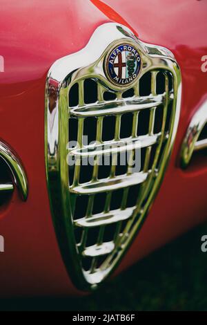 Como, Italien - 22. Mai 2022: Illustrative redaktionelle Abbildung eines Alfa Romeo Logos auf einem Oldtimer. Stockfoto