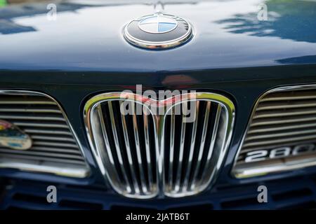 Como, Italien - 22. Mai 2022: Illustrative redaktionelle Abbildung des vorderen Stoßfängers und Emblems eines BMW-Oldtimers. Stockfoto