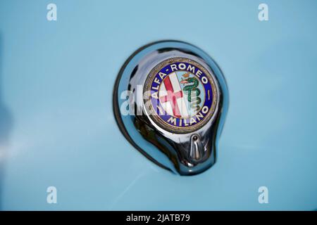 Como, Italien - 22. Mai 2022: Illustrative redaktionelle Abbildung eines Alfa Romeo Logos auf einem Oldtimer. Stockfoto