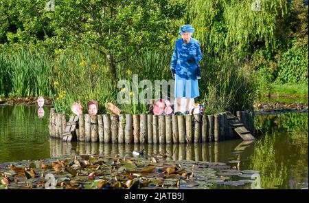 Brighton UK 1. June 2022 - Karteikarten-Ausschnitte der Queen und Mitglieder der königlichen Familie sind auf dem Ententeich im Dorf Rottingdean in der Nähe von Brighton erschienen, als sie sich in den nächsten Tagen auf die Feierlichkeiten zum Platin-Jubiläum der Queen vorbereiten.der Ausschnitt von Prinz Andrew auf der linken Seite Der Insel wurde getrennt von anderen Mitgliedern der Familie gehalten : Credit Simon Dack / Alamy Live News Stockfoto