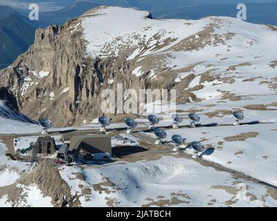 LUFTAUFNAHME. Das Interferometer des Bure-Plateaus wint im Mai-Schnee. Hautes-Alpes, Frankreich. Stockfoto