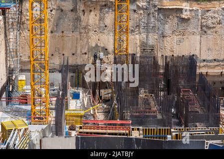 Baustelle Hintergrund. Hebekrane und neue mehrstöckige Gebäude. Industrieller Hintergrund. Nahaufnahme des Somail Komplexes in Tel Aviv. Bauarbeiten am neuen Stadtgebäude von Tel Aviv Stockfoto