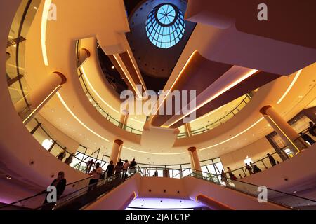 Dubai Mall, Mode, atemberaubend, modern, Einkaufszentrum mit umwerfender Architektur und Luxus, Fashion Geschäfte mit Spaß und Freude beim Shoppen Stockfoto