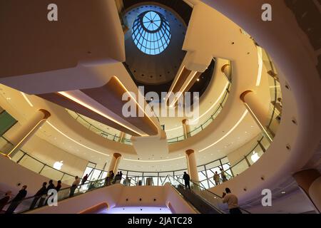 Dubai Mall, Mode, atemberaubend, modern, Einkaufszentrum mit umwerfender Architektur und Luxus, Fashion Geschäfte mit Spaß und Freude beim Shoppen Stockfoto