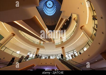 Dubai Mall, Mode, atemberaubend, modern, Einkaufszentrum mit umwerfender Architektur und Luxus, Fashion Geschäfte mit Spaß und Freude beim Shoppen Stockfoto