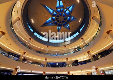 Dubai Mall, Mode, atemberaubend, modern, Einkaufszentrum mit umwerfender Architektur und Luxus, Fashion Geschäfte mit Spaß und Freude beim Shoppen Stockfoto