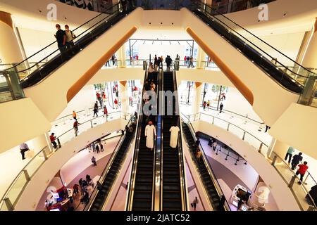 Dubai Mall, Mode, atemberaubend, modern, Einkaufszentrum mit umwerfender Architektur und Luxus, Fashion Geschäfte mit Spaß und Freude beim Shoppen Stockfoto