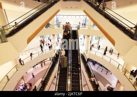 Dubai Mall, Mode, atemberaubend, modern, Einkaufszentrum mit umwerfender Architektur und Luxus, Fashion Geschäfte mit Spaß und Freude beim Shoppen Stockfoto