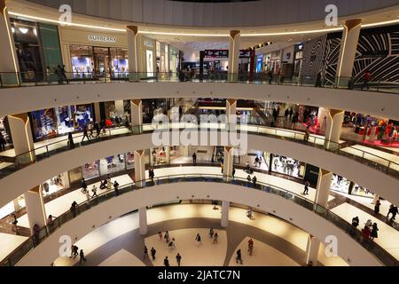 Dubai Mall, Mode, atemberaubend, modern, Einkaufszentrum mit umwerfender Architektur und Luxus, Fashion Geschäfte mit Spaß und Freude beim Shoppen Stockfoto