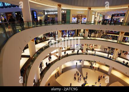 Dubai Mall, Mode, atemberaubend, modern, Einkaufszentrum mit umwerfender Architektur und Luxus, Fashion Geschäfte mit Spaß und Freude beim Shoppen Stockfoto