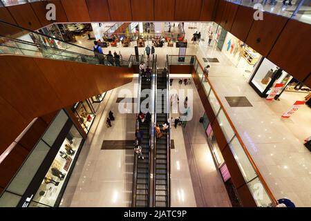 Dubai Mall, Mode, atemberaubend, modern, Einkaufszentrum mit umwerfender Architektur und Luxus, Fashion Geschäfte mit Spaß und Freude beim Shoppen Stockfoto