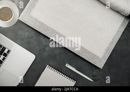 Stoffmuster zum Nähen von Gardinenvorhängen und zur Herstellung von Polsterungen für Möbel. Draufsicht. Stockfoto