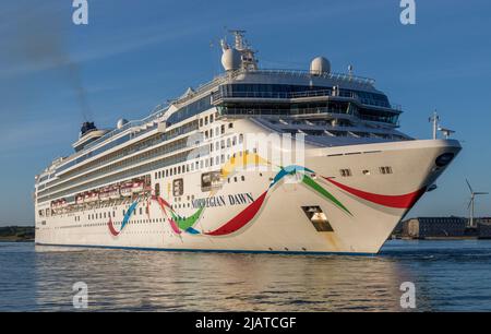 Cobh, Cork, Irland. 01.. Juni 2022. Der Kreuzfahrtdampfer Norwegian Dawn fing in der frühen Morgensonne, als sie am Tiefwasserkai in Cobh, Co. Cork, Irland, ankotet. - Credit; David Creedon / Alamy Live News Stockfoto