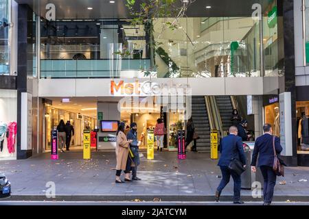 Sydney Metcenter Einkaufszentrum im Geschäftsviertel, zwei Männer in Anzügen und Aktentasche überqueren die Straße, Sydney, Australien Stockfoto