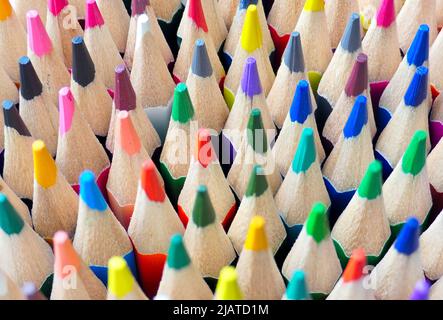 Nahaufnahme von aufrecht stehenden Buntstiftspitzen. Kunstbedarf. Fokus nach hinten richten. Stockfoto
