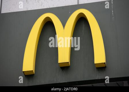 Warschau, Warschau, Polen. 1.. Juni 2022. Das Logo der amerikanischen Fast-Food-Restaurantkette McDonald's ist am 1. Juni 2022 in Warschau, Polen, zu sehen. (Bild: © Aleksander Kalka/ZUMA Press Wire) Stockfoto