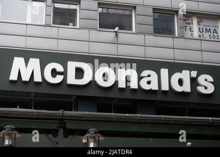 Warschau, Warschau, Polen. 1.. Juni 2022. Die Beschilderung der amerikanischen Fast-Food-Restaurantkette McDonald's ist am 1. Juni 2022 in Warschau, Polen, zu sehen. (Bild: © Aleksander Kalka/ZUMA Press Wire) Stockfoto