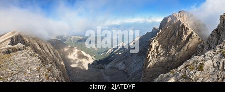 Beeindruckende Aussicht auf Mytikas, dem höchsten Berg des Olympus-Kamms in Griechenland. Blick vom Gipfel des Skala. Klettern auf Mytikas. Stockfoto