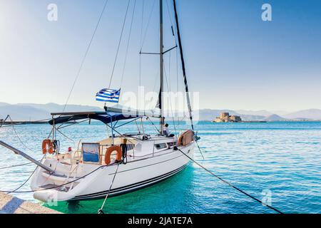 Fischernetze und ein Fischerboot in Nafplio, Peloponnes, Griechenland. Stockfoto