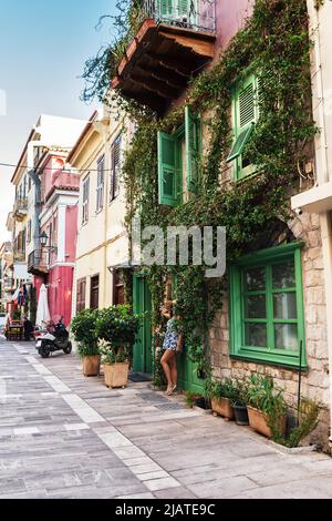 Historische schöne Gebäude rund um den Hauptplatz der Stadt Nafplio in Griechenland Stockfoto