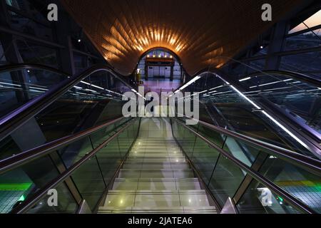 U-Bahn, moderne Architektur, Dubai, atemberaubende U-Bahn oder Metro Station in Dubai mit Beleuchtung und Rolltreppe Stockfoto