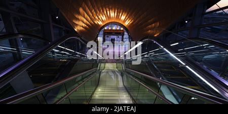 U-Bahn, moderne Architektur, Dubai, atemberaubende U-Bahn oder Metro Station in Dubai mit Beleuchtung und Rolltreppe Stockfoto