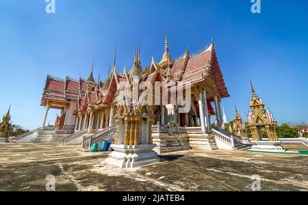 Tempel, buddhas und Skulpturen von Wat Phai Rong Wua in Suphan Buri, Thailand Stockfoto