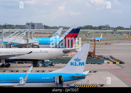 Verschiedene Flugzeuge auf Einer Linie am Flughafen Schiphol Niederlande 26-5-2022 Stockfoto