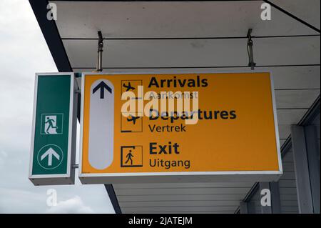 Hinweisschild Ankunft Abfahrt Und Abfahrt Am Flughafen Schiphol Niederlande 25-5-2022 Stockfoto