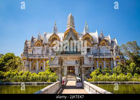 Tempel, buddhas und Skulpturen von Wat Phai Rong Wua in Suphan Buri, Thailand Stockfoto