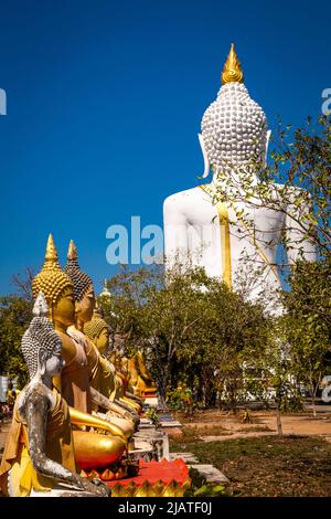 Tempel, buddhas und Skulpturen von Wat Phai Rong Wua in Suphan Buri, Thailand Stockfoto