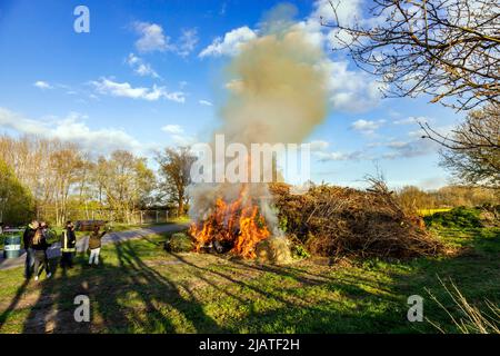 Mai Feuer auf Walpurgis Nacht, Tradition in vielen Dörfern und von der Freiwilligen Feuerwehr organisiert Stockfoto