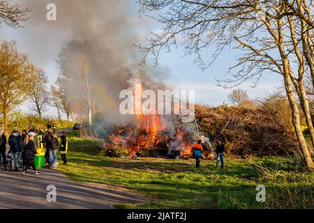 Mai Feuer auf Walpurgis Nacht, Tradition in vielen Dörfern und von der Freiwilligen Feuerwehr organisiert Stockfoto