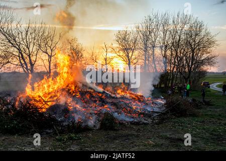 Mai Feuer auf Walpurgis Nacht, Tradition in vielen Dörfern und von der Freiwilligen Feuerwehr organisiert Stockfoto