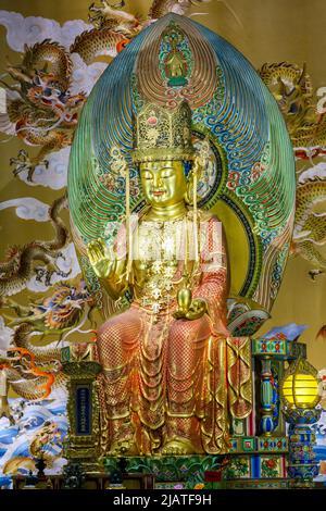 Der Buddha Maitreya - der zukünftige Buddha - in der Halle der Hundert Drachen, dem Buddha Zahnrelikatempel und Museum, Republik Singapur. Stockfoto